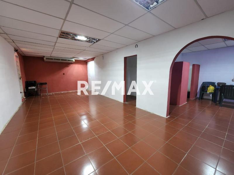 En Venta Local Comercial Avenida Ollarvides, Puerta Maraven, Cardón, Falcón, 4167, VEN