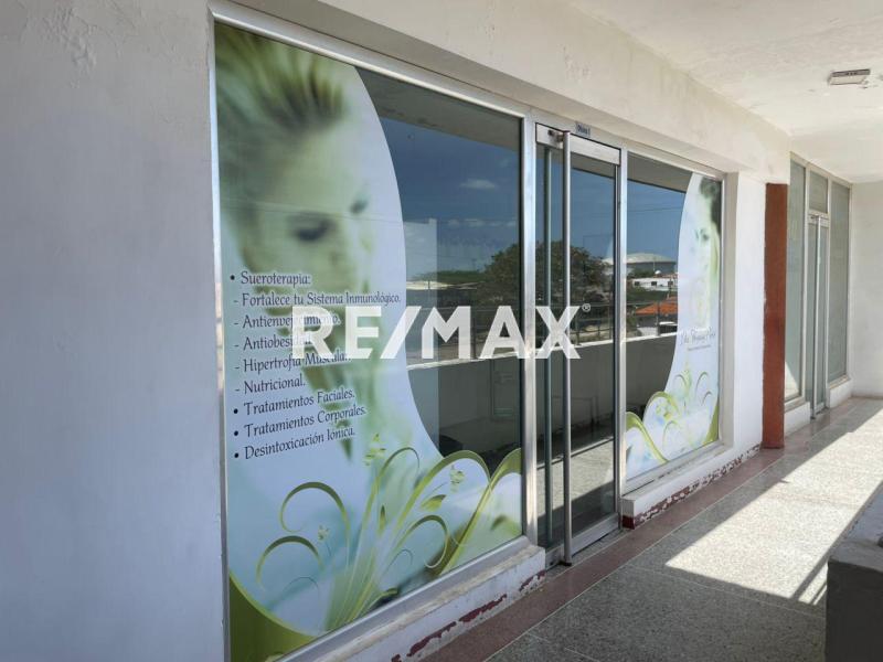 En Venta Local Comercial Avenida Ollarvides, Puerta Maraven, Cardón, Falcón, 4167, VEN