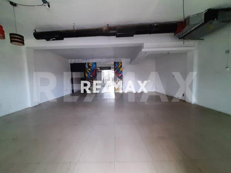 En Alquiler Local Comercial Av. Girardot C.C. Punto Fijo Plazas, Punto Fijo, Municipio Carirubana del Estado Falcon, Venezuela.