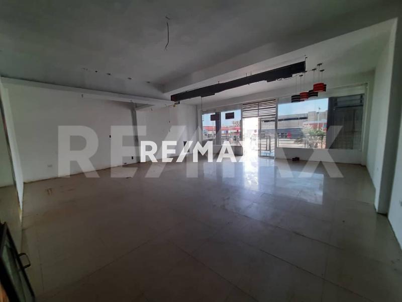 En Alquiler Local Comercial Av. Girardot C.C. Punto Fijo Plazas, Punto Fijo, Municipio Carirubana del Estado Falcon, Venezuela.