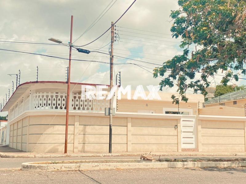En Alquiler Casa o TownHouse Urbanización Casacoima.