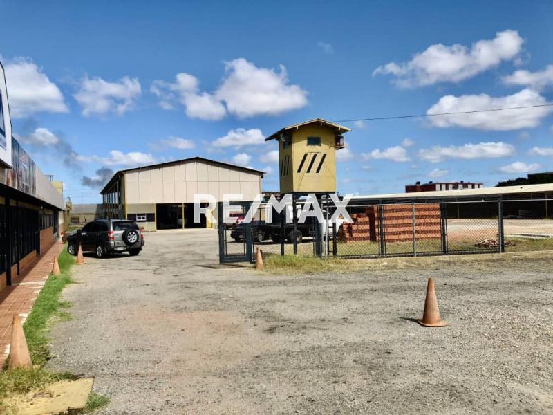 En Venta Local Industrial y Galpón CALLE ECUADOR , ENTRE LA CALLE ZAMORA Y CALLE GARCES PUNTO FIJO