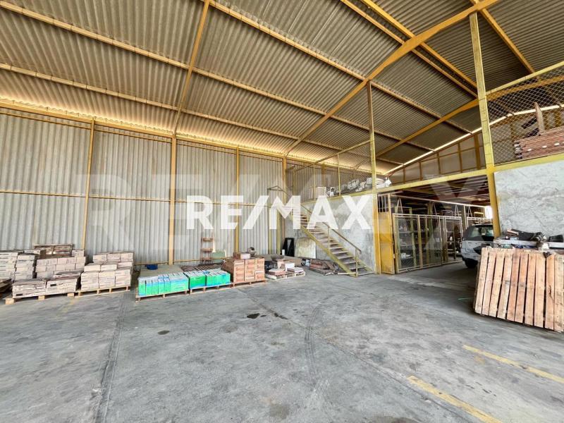 En Venta Local Industrial y Galpón CALLE ECUADOR , ENTRE LA CALLE ZAMORA Y CALLE GARCES PUNTO FIJO