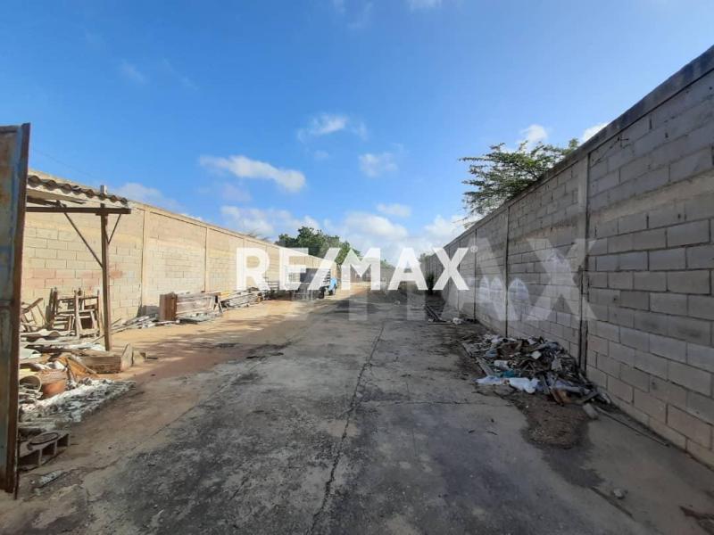 En Venta Terreno y Parcela Caja de Agua.