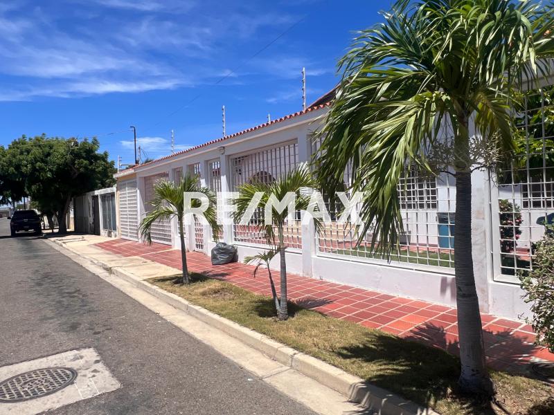 En Venta Casa o TownHouse Av.los claveles. Santa Irene