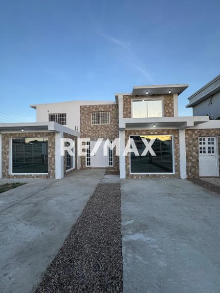 En Venta Casa o TownHouse Avenida Ollarvides, Puerta Maraven, Cardón, Falcón, 4167, VEN