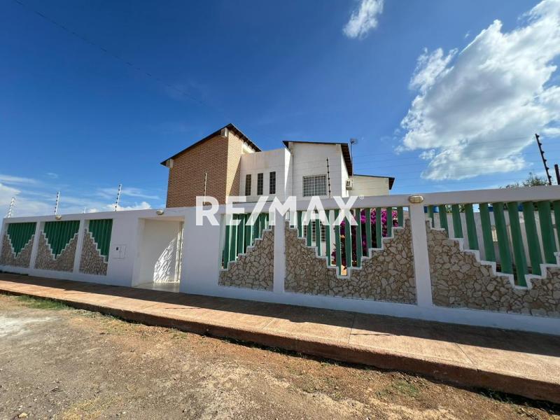En Venta Casa o TownHouse SECTOR BRISAMAR PUERTA MARAVEN