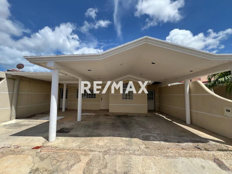 En Venta Casa o TownHouse Av. Principal de Bella Vista