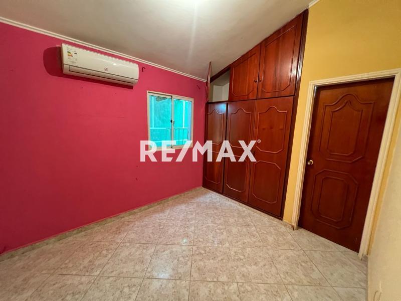 En Venta Casa o TownHouse Av. Principal de Bella Vista