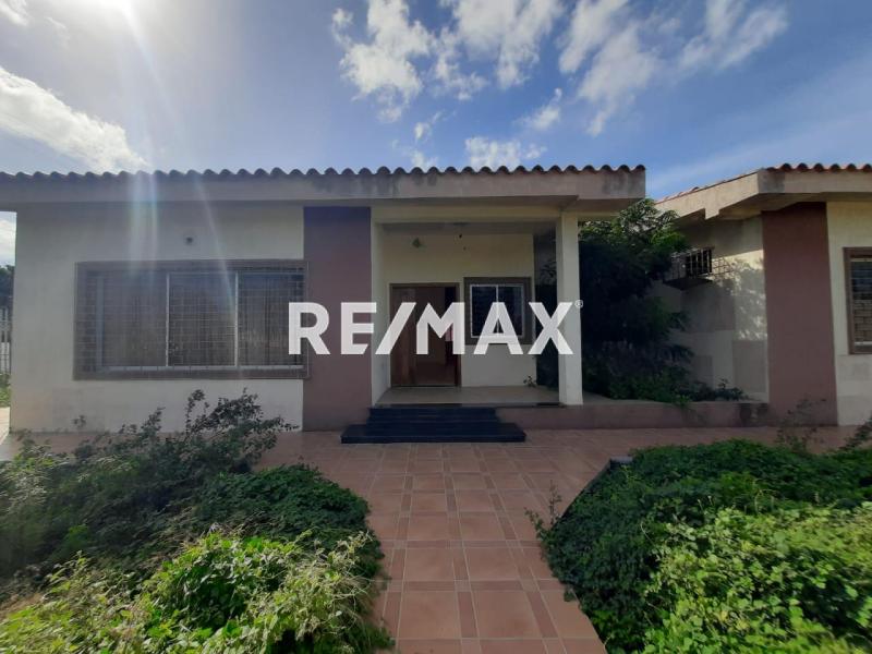 En Venta Casa o TownHouse Av. Principal de Bella Vista