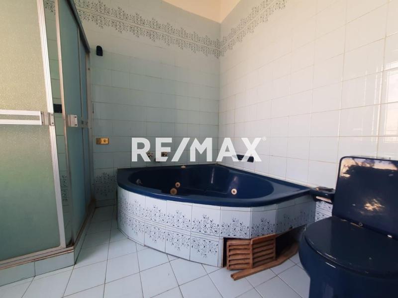 En Venta Casa o TownHouse Av. Principal de Bella Vista