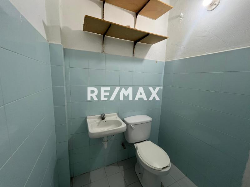 En Alquiler Local Comercial Calle Dabajuro , Puerta Maraven.