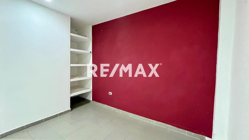 En Alquiler Local Comercial Ave Ollarvides , CC Caribbeam PB