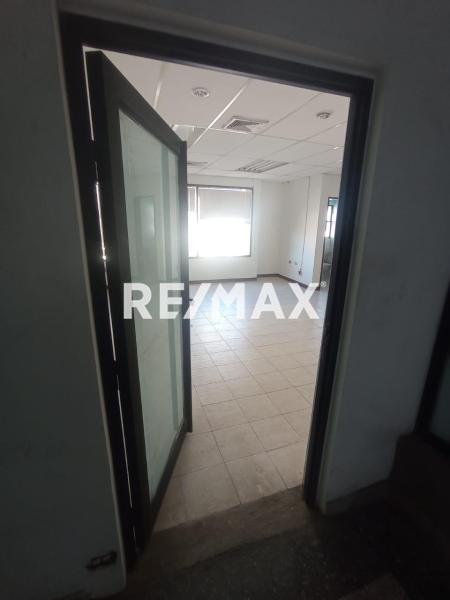 En Venta Local Comercial Avenida Ollarvides, Puerta Maraven, Cardón, Falcón, 4154, VEN