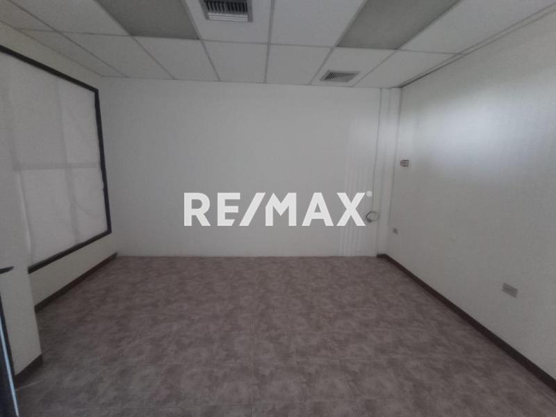 En Venta Local Comercial Avenida Ollarvides, Puerta Maraven, Cardón, Falcón, 4154, VEN