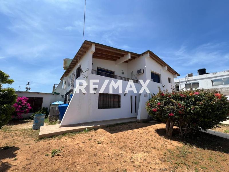 En Venta Casa o TownHouse Urb. Los Corales, Santa Irene, Punto Fijo, Estado Falcon