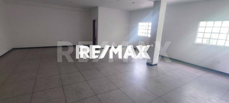 En Alquiler Local Comercial Centro de Punto Fijo.