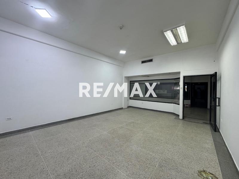 En Alquiler Local Comercial Centro de Punto Fijo.