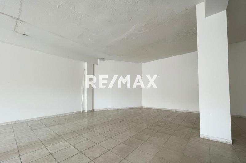 En Alquiler Local Comercial Centro de Punto Fijo.