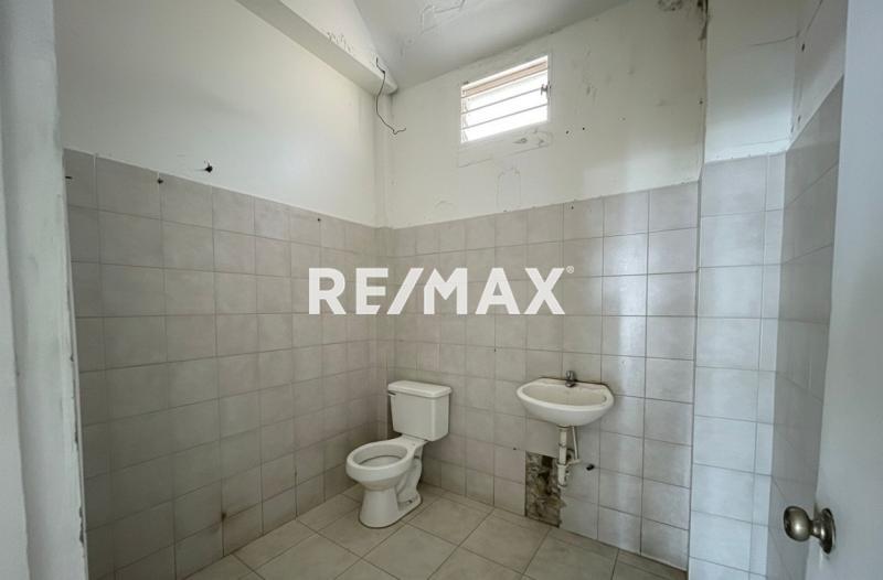 En Alquiler Local Comercial Centro de Punto Fijo.