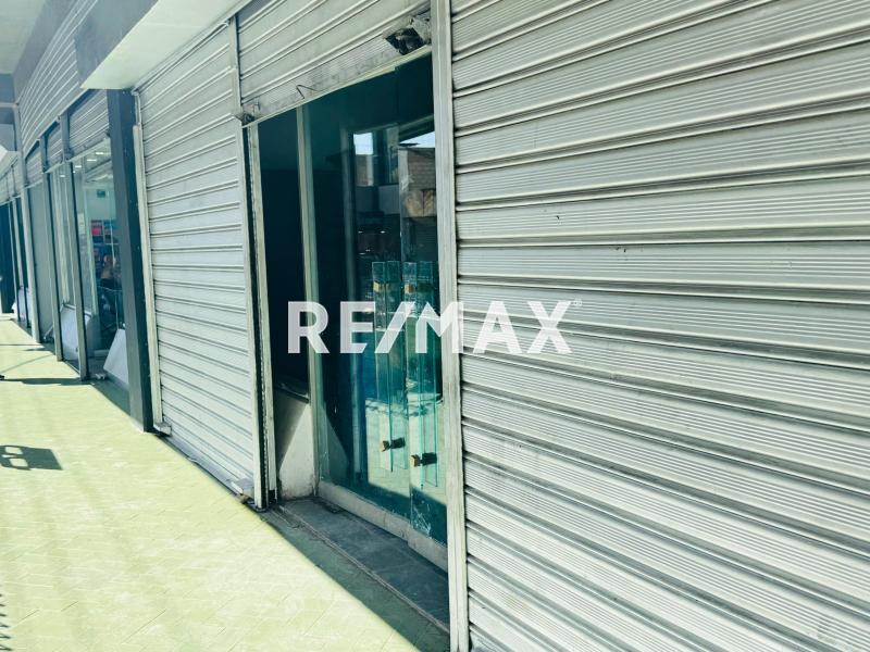 En Alquiler Local Comercial Centro de Punto Fijo.