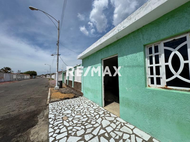 En Venta Casa o TownHouse Avenida 14, Cardón, Falcón, 4154, VEN