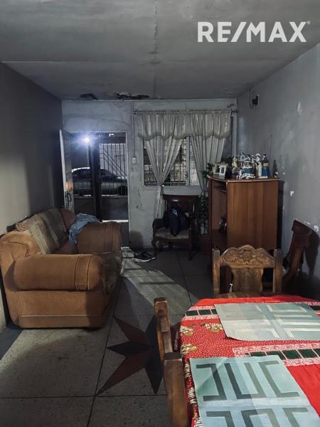 En Venta Casa o TownHouse Calle principal de antiguo eropuerto casa 25