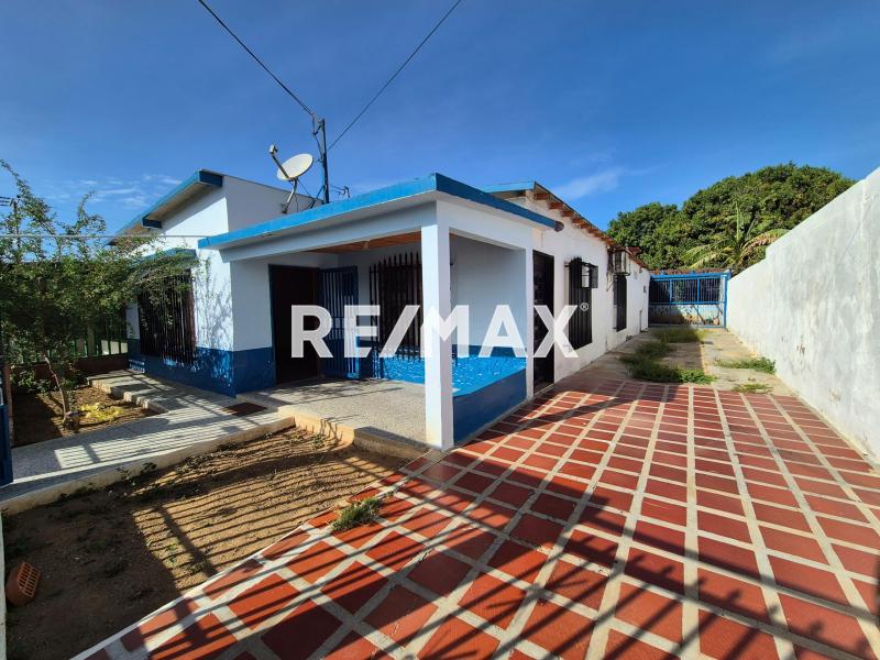 En Venta Casa o TownHouse Calle principal de antiguo eropuerto casa 25