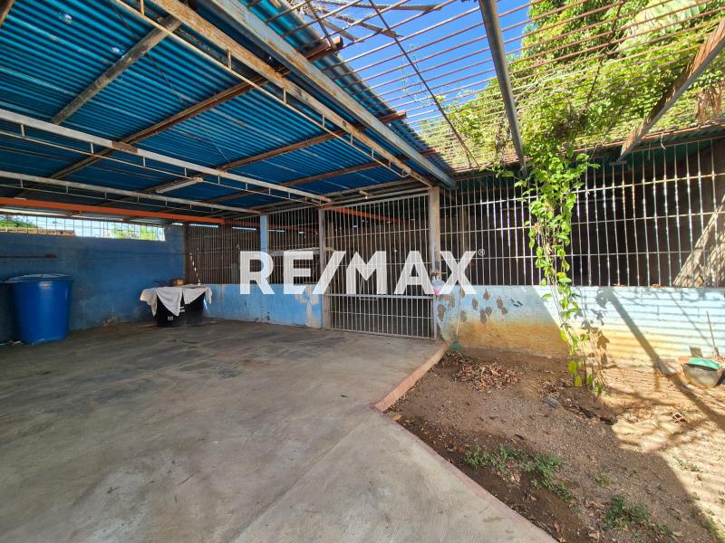 En Venta Casa o TownHouse Calle principal de antiguo eropuerto casa 25