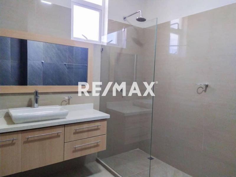 En Venta Casa o TownHouse avenida ollarvides puerta maraven