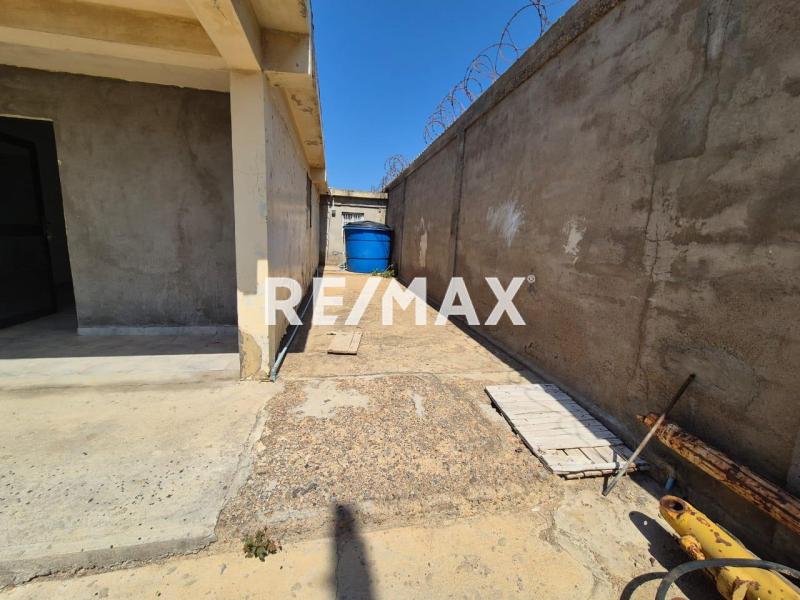 En Alquiler Local Industrial y Galpón Avenida Ollarvides, Puerta Maraven, Cardón, Falcón, 4154, VEN