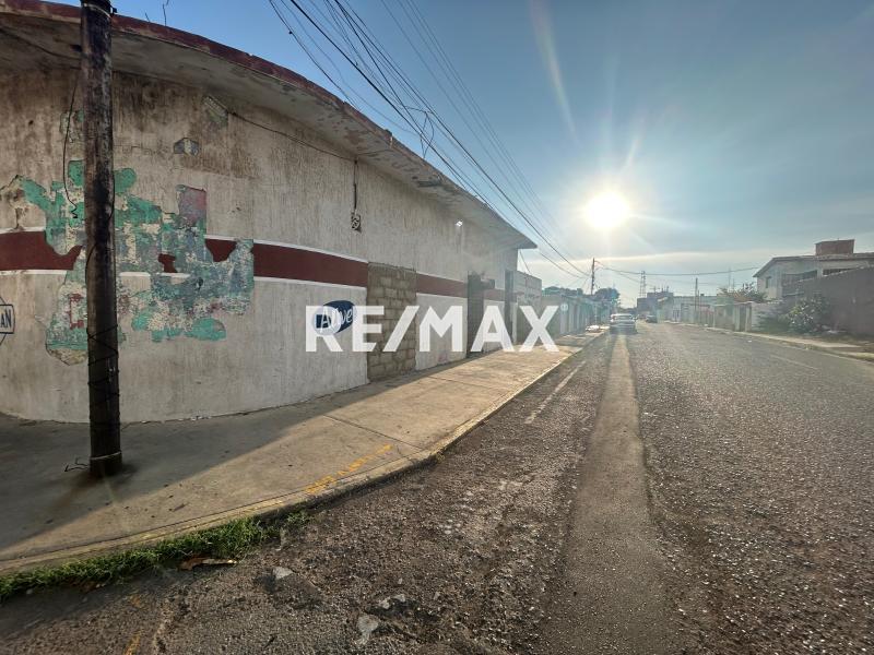 En Alquiler Local Comercial Avenida Los Caobos,  Sector Santa Irene. Punto Fijo