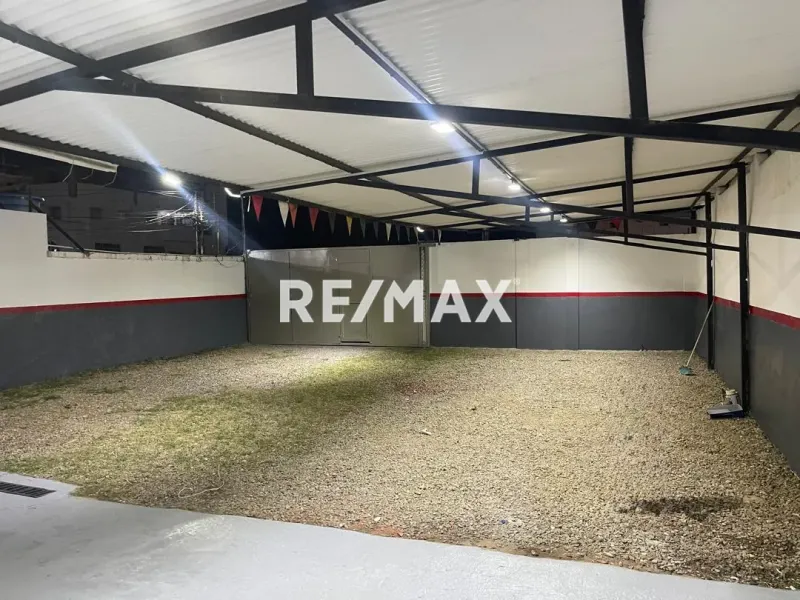 En Alquiler Local Industrial y Galpón PROLONGACION GIRARDON DE SANTA IRENE