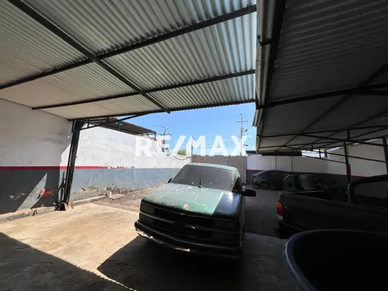 En Alquiler Local Industrial y Galpón PROLONGACION GIRARDON DE SANTA IRENE