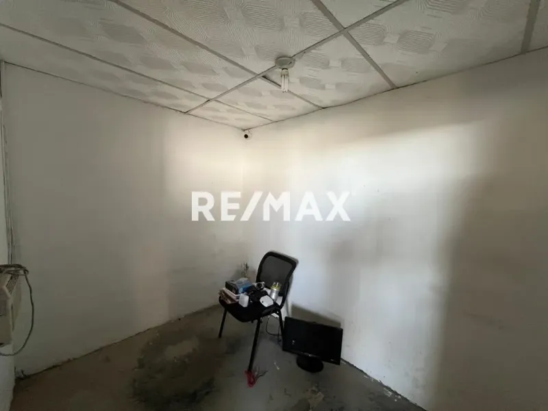 En Alquiler Local Industrial y Galpón PROLONGACION GIRARDON DE SANTA IRENE