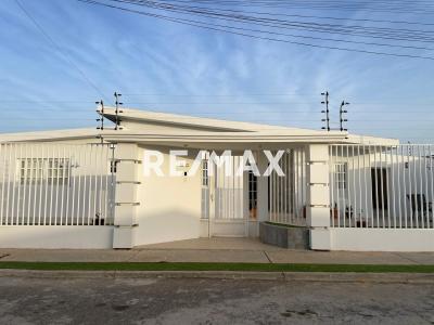 En Venta Casa o TownHouse Avenida 14, Cardón, Falcón, 4154, VEN