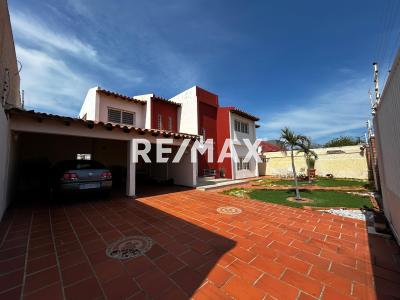En Venta Casa o TownHouse Avenida 8, Puerta Maraven, Cardón, Falcón, 4154, VEN