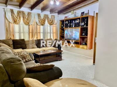 En Venta Casa o TownHouse Avenida 8, Puerta Maraven, Cardón, Falcón, 4154, VEN