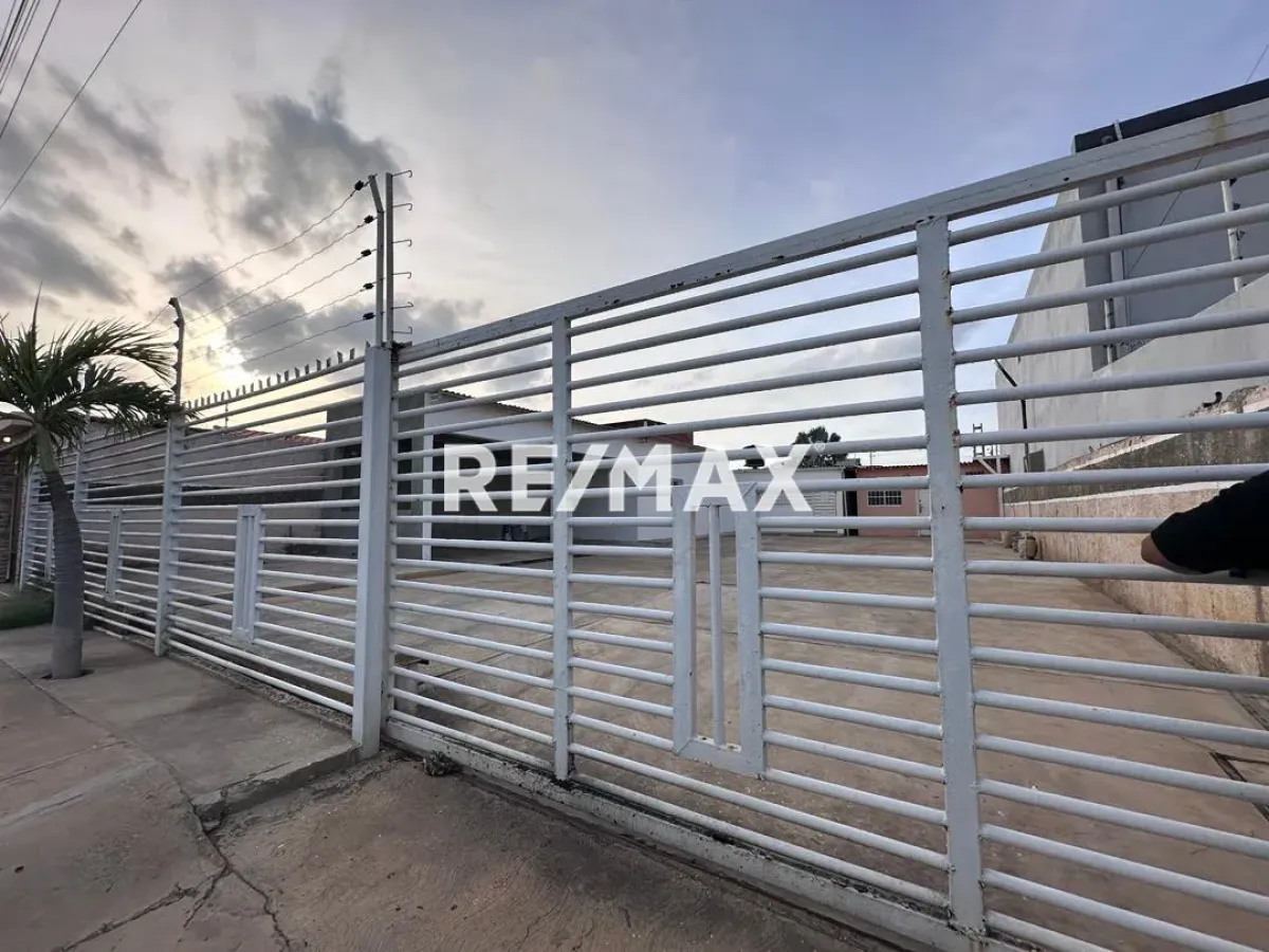En Venta Local Industrial y Galpón Avenida 27 de Febrero, Caja de Agua, Punto Fijo, Falcón, 4102, VEN