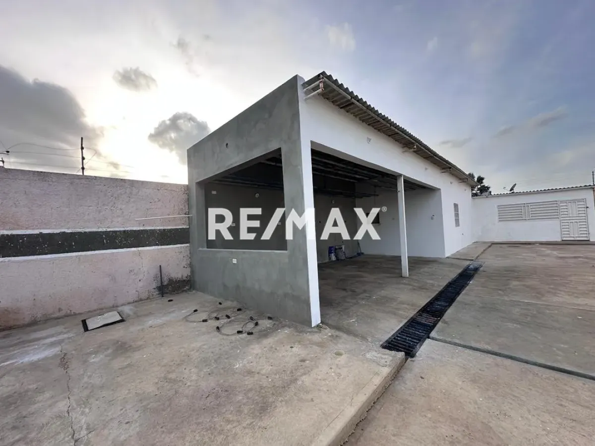 En Venta Local Industrial y Galpón Avenida 27 de Febrero, Caja de Agua, Punto Fijo, Falcón, 4102, VEN