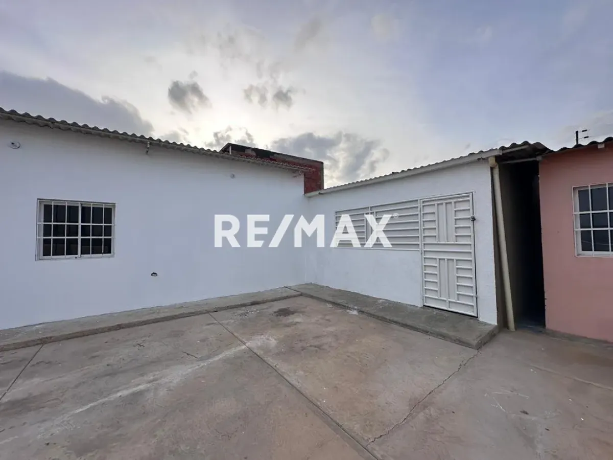 En Venta Local Industrial y Galpón Avenida 27 de Febrero, Caja de Agua, Punto Fijo, Falcón, 4102, VEN