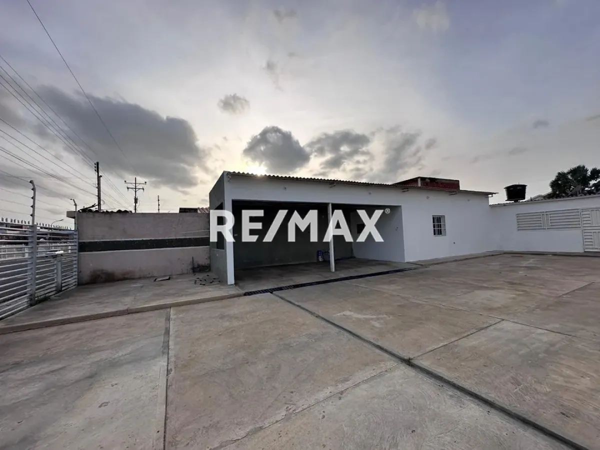 En Venta Local Industrial y Galpón Avenida 27 de Febrero, Caja de Agua, Punto Fijo, Falcón, 4102, VEN