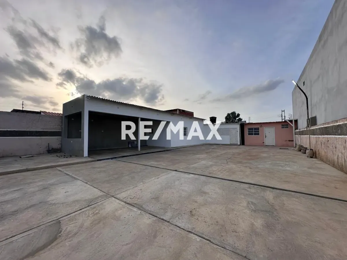 En Venta Local Industrial y Galpón Avenida 27 de Febrero, Caja de Agua, Punto Fijo, Falcón, 4102, VEN