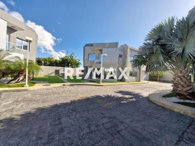 En Venta Casa o TownHouse Urb. Zarabon. Comunidad Cardón