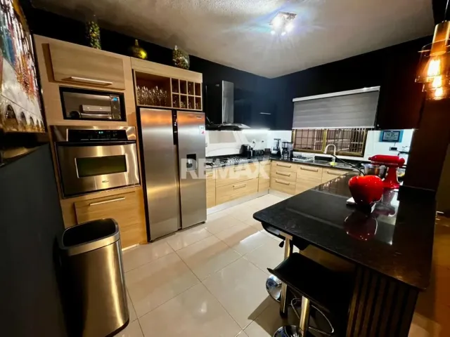 En Venta Casa o TownHouse Av.  Gral Riera. Puerta Maraven