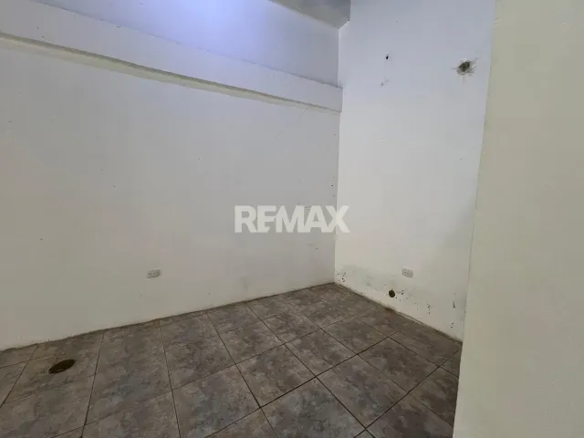 En Alquiler Local Comercial Calle Maraca con Av Ollarvides Puerta Maraven