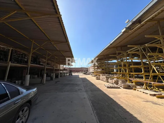 En Alquiler Local Industrial y Galpón Av Pumarrosa Sector Ferreteria el Ancla