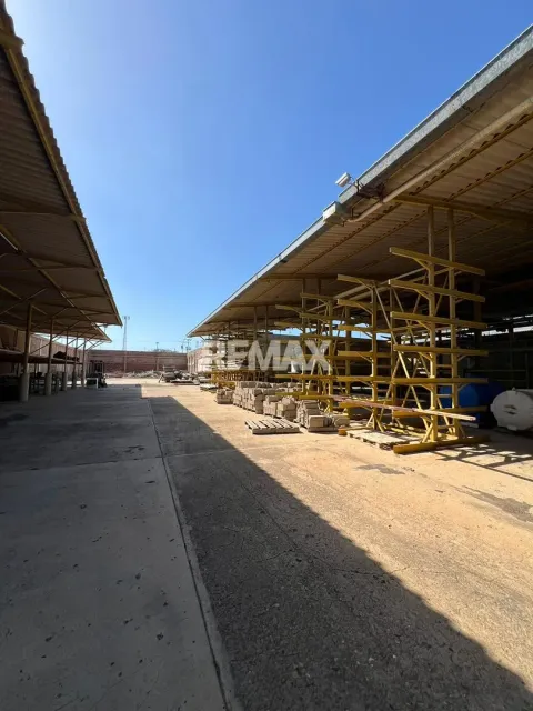 En Alquiler Local Industrial y Galpón Av Pumarrosa Sector Ferreteria el Ancla