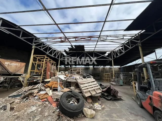 En Alquiler Local Industrial y Galpón Av Pumarrosa Ferre Ancla