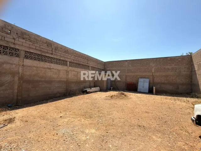 En Alquiler Local Industrial y Galpón Avenida Santa Irene, Punto Fijo, Falcón, 4102, VEN